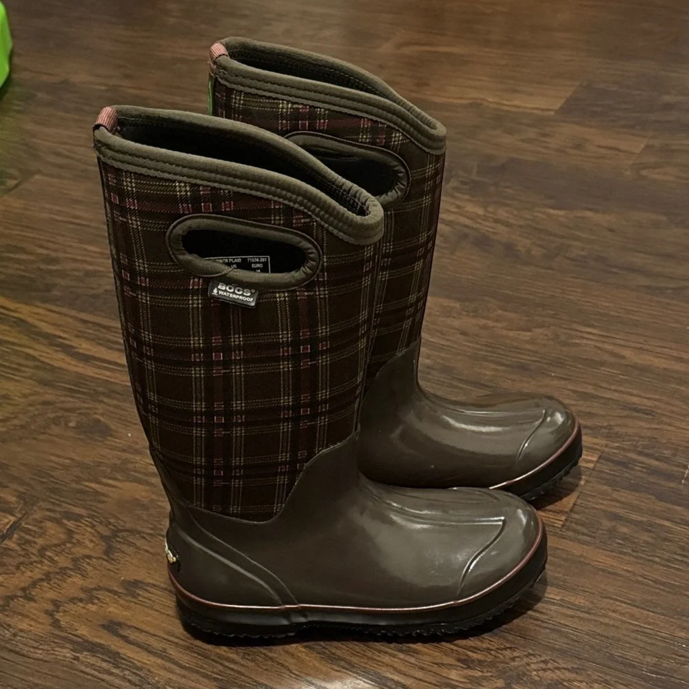 Bogs Dark Brown Plaid Boots with Pink Highlights, Like New, Sz 7